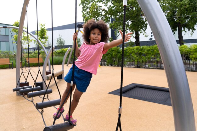 Fille pleine de smiley dans le parc