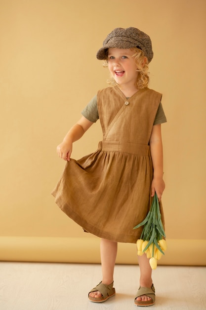 Fille pleine de smiley avec des fleurs