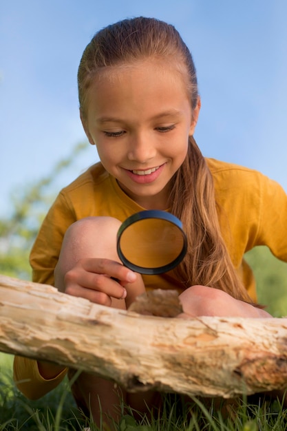 Fille pleine de smiley observant la feuille