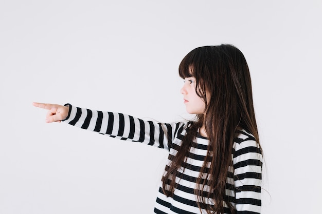 Fille pointant vers la gauche