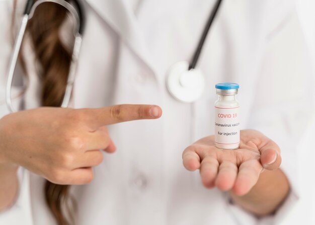 Fille pointant vers un receveur de vaccin