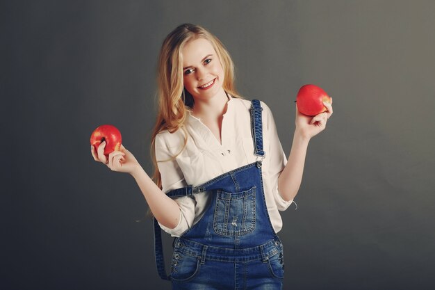 Fille avec pomme