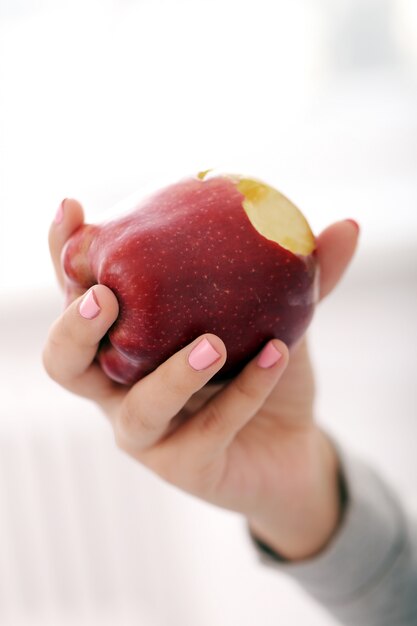 Fille avec une pomme