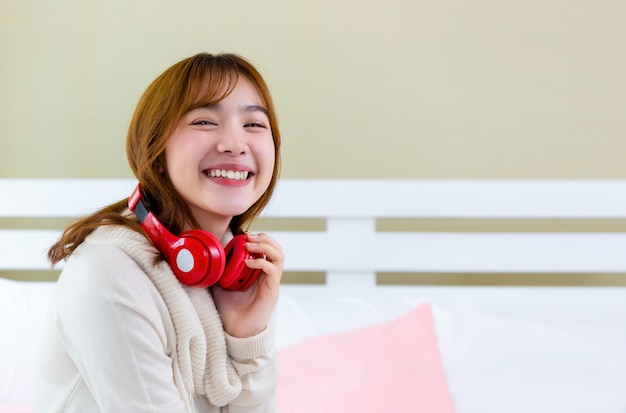 Photo gratuite la fille portait des écouteurs et écoutait de la musique sur le lit.