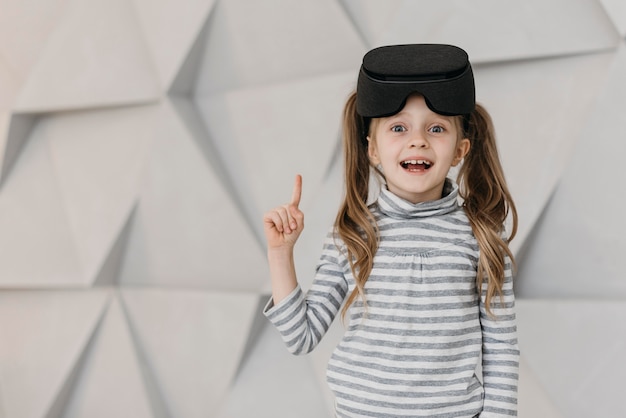 Fille portant un casque de réalité virtuelle