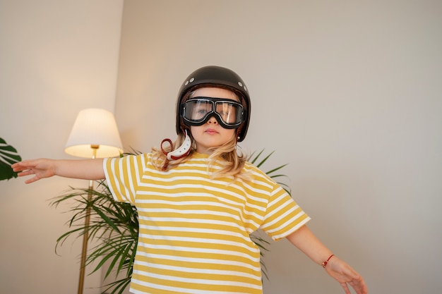 Fille portant des lunettes de vol vue de face