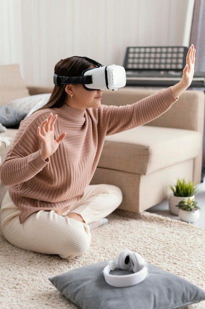 Photo gratuite fille portant des lunettes vr à la maison