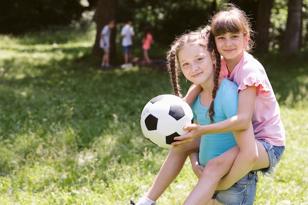 Fille porté sur le dos de ses amis