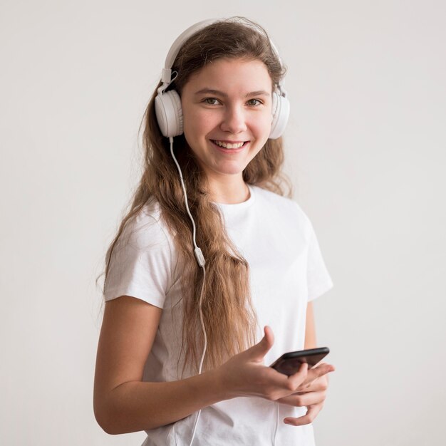 Fille de Portrai avec un casque