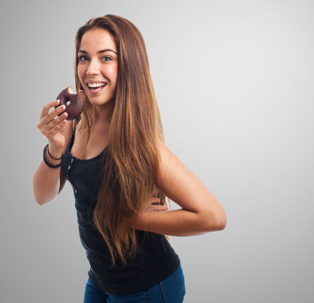 Fille posant avec bagel