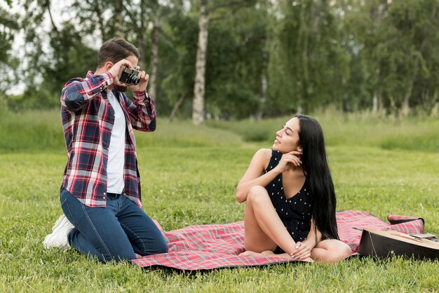 Fille posant sur une couverture de pique-nique