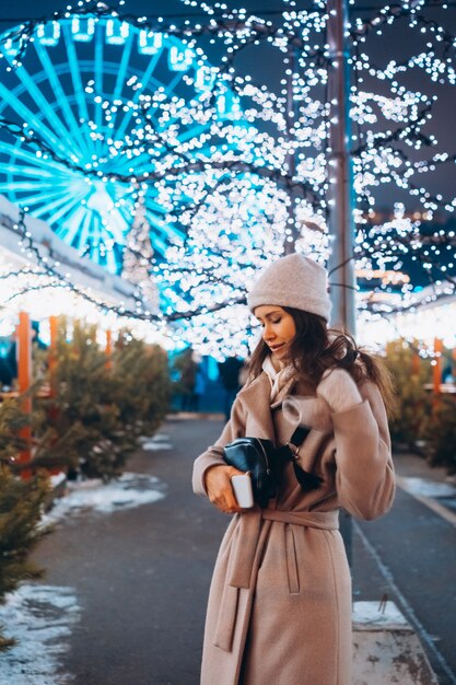 Fille posant dans le contexte des arbres décorés