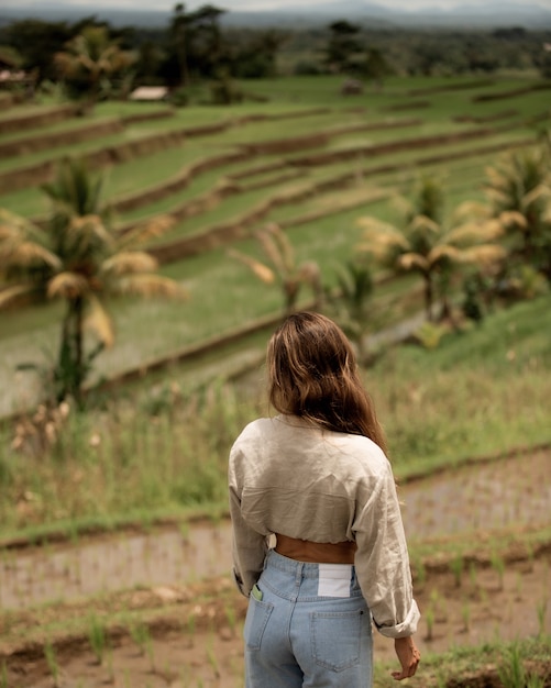 Fille posant sur le fond de riz teresa