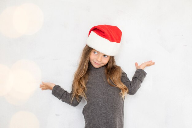 Fille posant la mode avec un chapeau de père Noël
