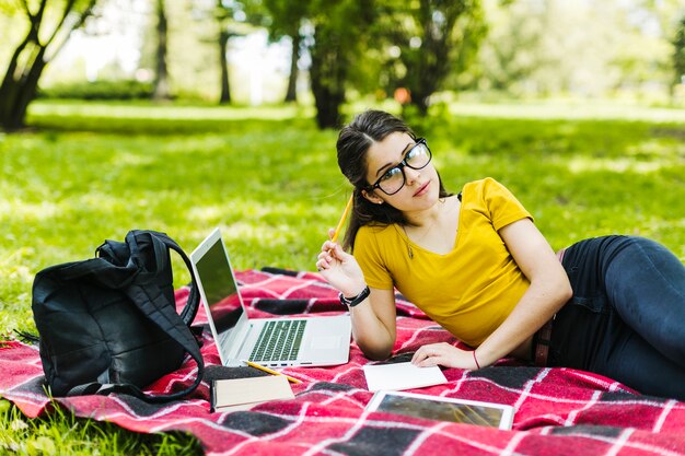 Fille posant pendant l&#39;étude