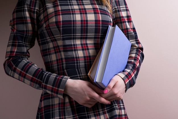 Fille posant avec quelques livres