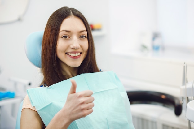 Photo gratuite fille positive chez le dentiste