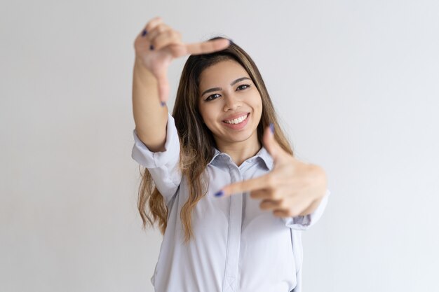 Fille positive imitant une photo de portrait