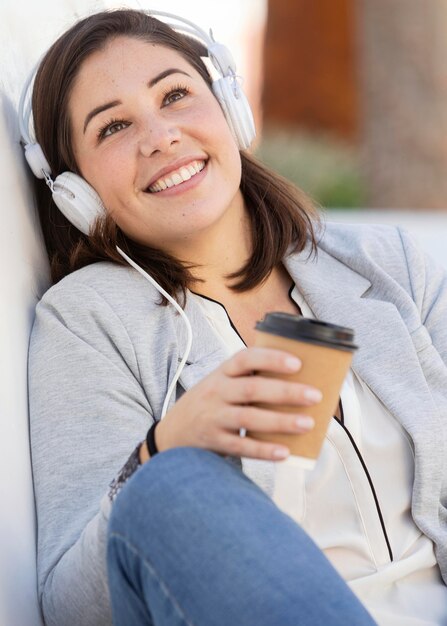 Fille potelée bénéficiant d'un café en plein air