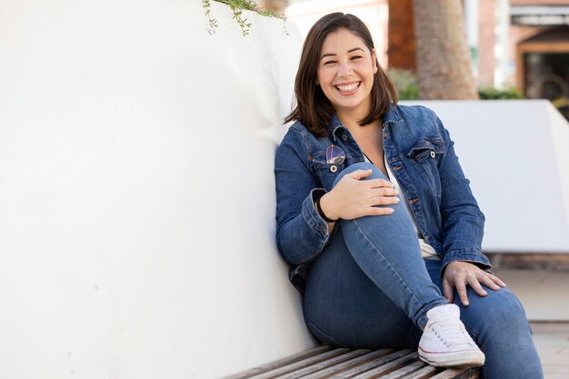 Fille potelée décontractée en denim à l'extérieur