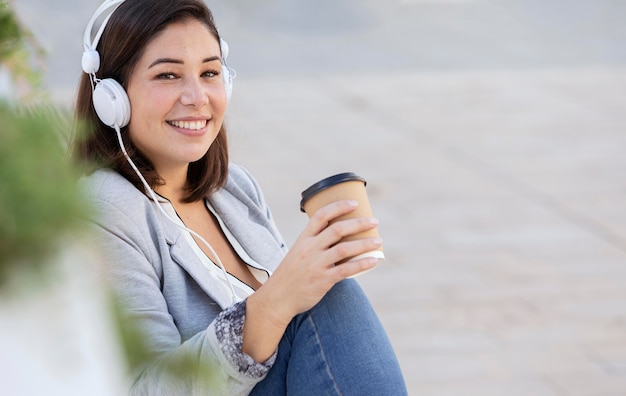 Fille potelée, écouter de la musique à l'extérieur