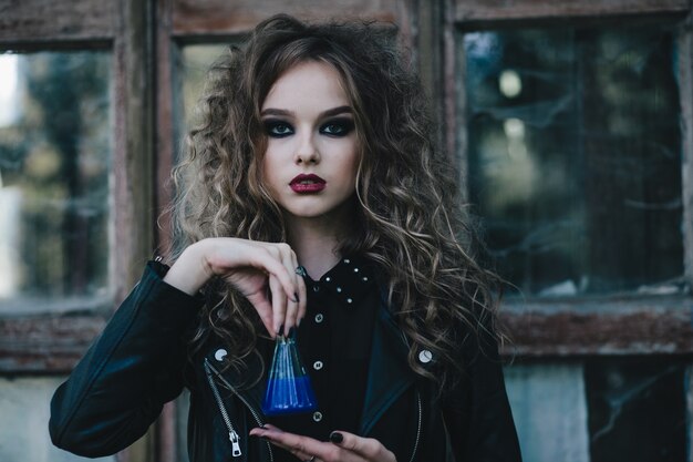 Fille avec une potion bleu dans les mains