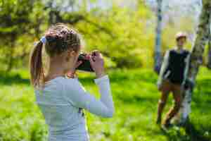 Photo gratuite fille prenant une photo de son frère