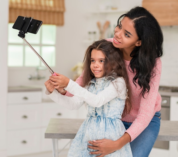 Photo gratuite fille prenant selfie avec maman