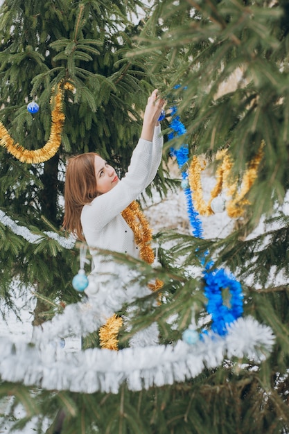 Photo gratuite fille près de l'arbre