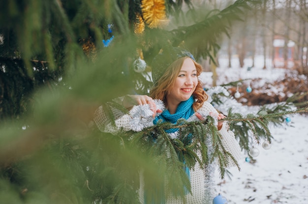 Fille près de l&#39;arbre