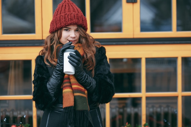 Photo gratuite fille près de la fenêtre