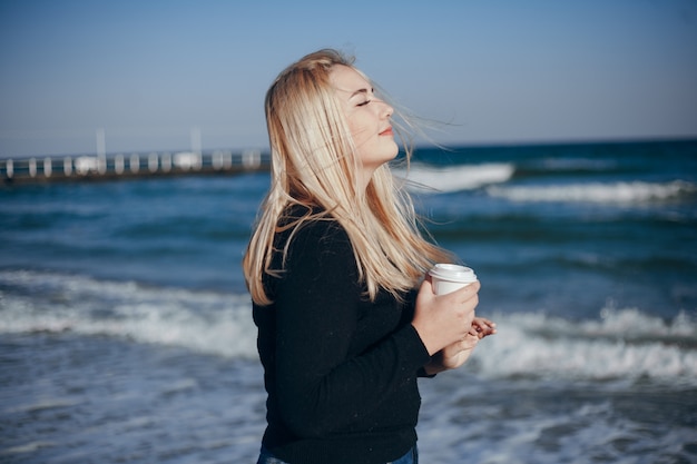 fille près de la mer