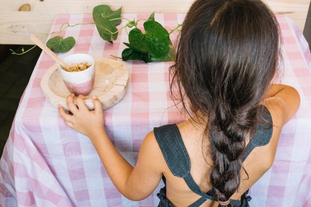 Fille près de la table