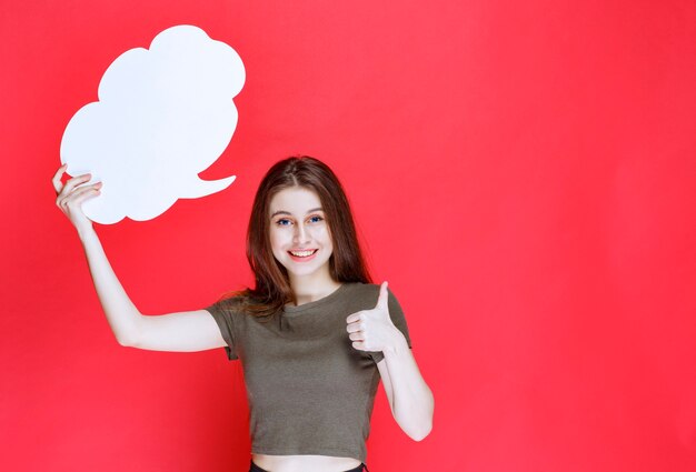 Fille présentant un tableau d'informations en forme de nuage et en profitant.