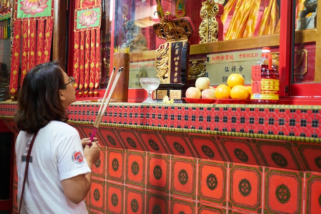 Fille prier dans un temple