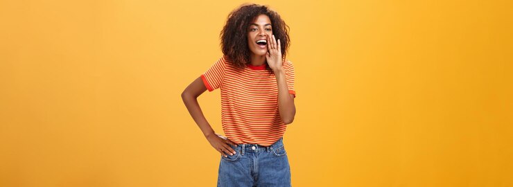 Photo gratuit une fille qui appelle sa soeur vient au téléphone en criant à haute voix tenant la paume près de la bouche ouverte pour crier fort