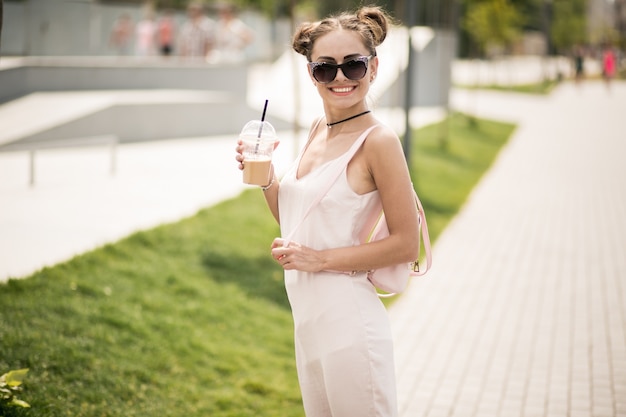 Fille qui boit du café