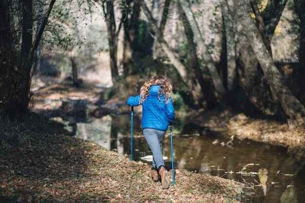 Fille qui court dans la forêt