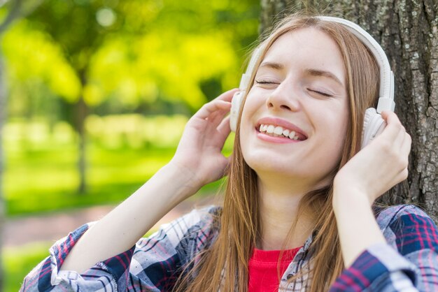 Fille qui écoute sa musique préférée