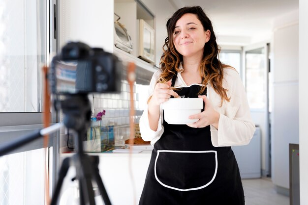 Fille qui enregistre une recette