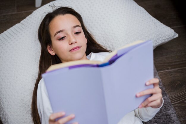 Une fille qui lit un livre.