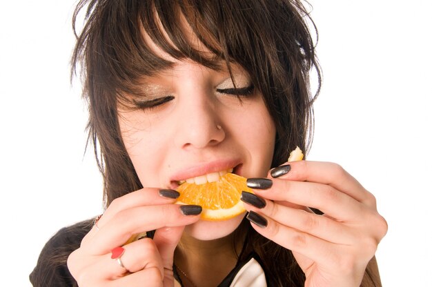 Fille qui mange de l&#39;orange