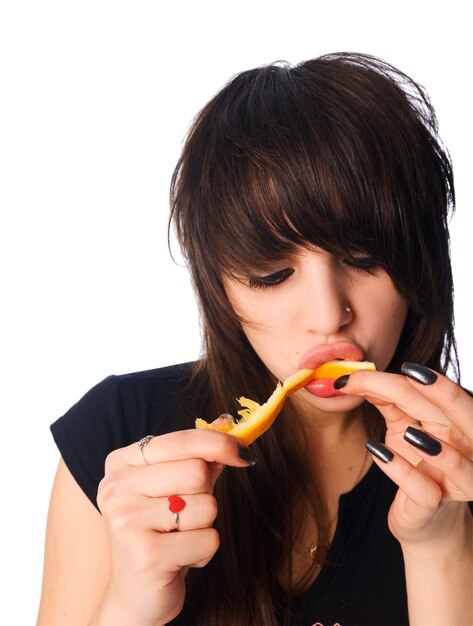 Fille qui mange de l&#39;orange