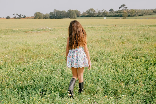 Fille qui marche dans la nature