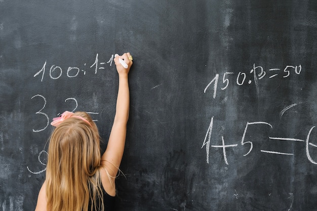 Fille qui résout l&#39;exercice de mathématiques