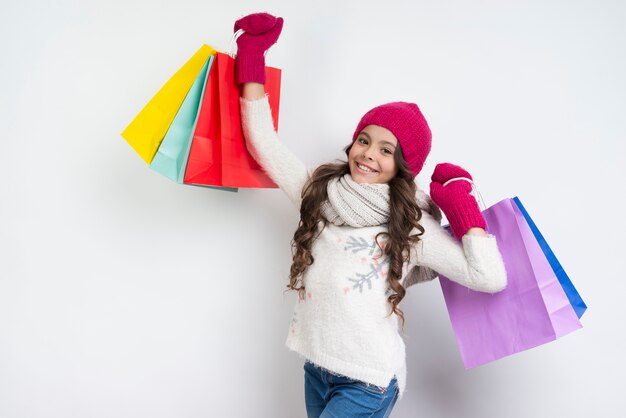 Fille qui soulève des filets colorés dans l'air