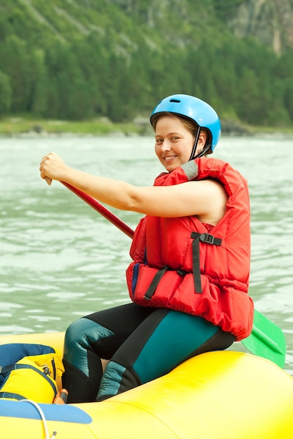 Fille sur le radeau