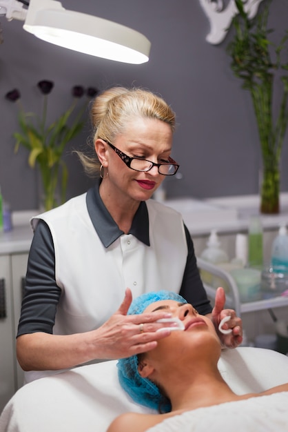 Fille recevant un soin du visage dans un salon de beauté