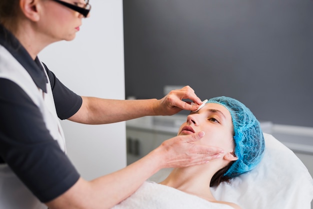 Fille recevant un soin du visage dans un salon de beauté