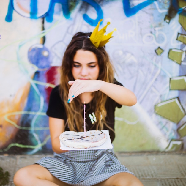 Fille Regardant Pâtisserie D'anniversaire